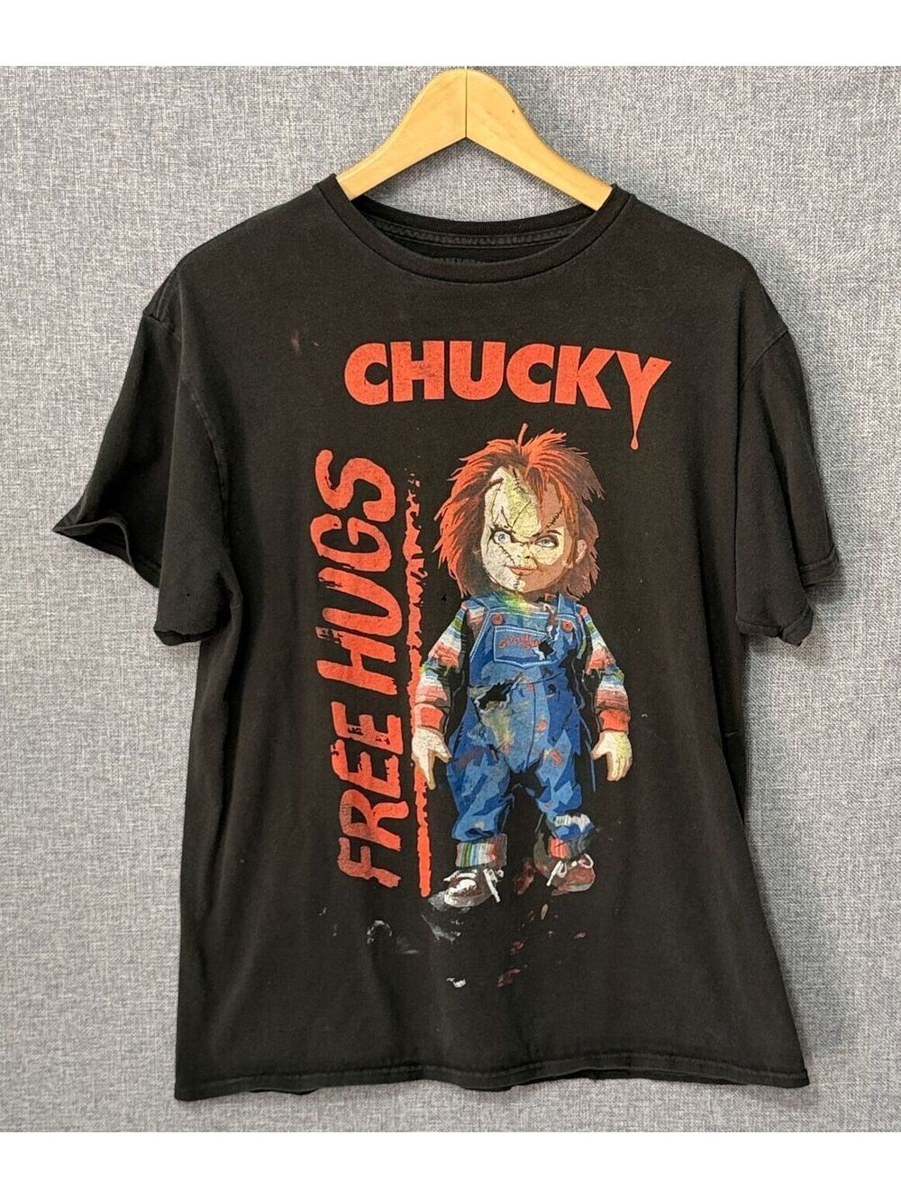 Chucky Free Hugs Childs Play Horror T-Shirt Size L Faded Black Distressed